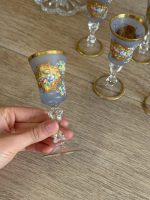 Sešu Murano stikla liķiera glāzīšu komplekts ar roku apgleznotu emaljas ziedu dekoru zilpelēkā tonī — Murano, Itālija, ap 1920.–1960. gads, 6gab (5583) - Image 7