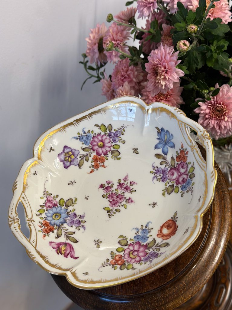 Porcelāna Trauks ar Ziedu Detalizāciju, Vidēja Izmēra (5106) - Image 1
