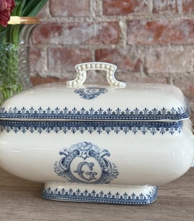 Antik fransk fajance suppeterrin med monogram – Terre de Fer, Vermont