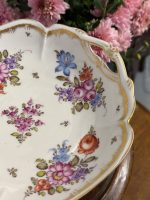Porcelāna Trauks ar Ziedu Detalizāciju, Vidēja Izmēra (5106) - Image 3