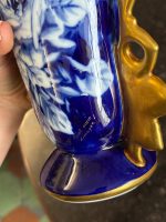 Zila porcelāna vāze ar ziedu motīvu un zelta rokturiem — Neorokoko stilā (Blue Limoges Porcelain Vase in Neo-Rococo Style) (7085) - Image 6