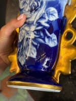 Zila porcelāna vāze ar ziedu motīvu un zelta rokturiem — Neorokoko stilā (Blue Limoges Porcelain Vase in Neo-Rococo Style) (7085) - Image 8