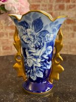 Zila porcelāna vāze ar ziedu motīvu un zelta rokturiem — Neorokoko stilā (Blue Limoges Porcelain Vase in Neo-Rococo Style) (7085) - Image 3