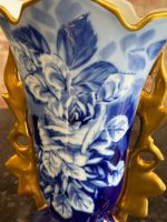 Zila porcelāna vāze ar ziedu motīvu un zelta rokturiem — Neorokoko stilā (Blue Limoges Porcelain Vase in Neo-Rococo Style) (7085) - Image 9