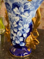 Zila porcelāna vāze ar ziedu motīvu un zelta rokturiem — Neorokoko stilā (Blue Limoges Porcelain Vase in Neo-Rococo Style) (7085) - Image 5