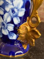 Zila porcelāna vāze ar ziedu motīvu un zelta rokturiem — Neorokoko stilā (Blue Limoges Porcelain Vase in Neo-Rococo Style) (7085) - Image 7