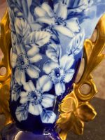 Zila porcelāna vāze ar ziedu motīvu un zelta rokturiem — Neorokoko stilā (Blue Limoges Porcelain Vase in Neo-Rococo Style) (7085) - Image 10