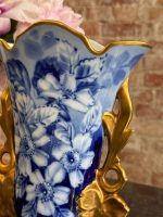 Zila porcelāna vāze ar ziedu motīvu un zelta rokturiem — Neorokoko stilā (Blue Limoges Porcelain Vase in Neo-Rococo Style) (7085) - Image 11