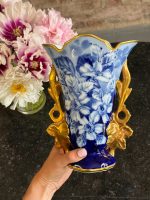 Zila porcelāna vāze ar ziedu motīvu un zelta rokturiem — Neorokoko stilā (Blue Limoges Porcelain Vase in Neo-Rococo Style) (7085) - Image 2