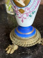 Porcelāna vāze ar lauvas galvām un profilu — Otrās impērijas stilā (Porcelain Vase with Bronze Mounts in Second Empire Style) (7102) - Image 10