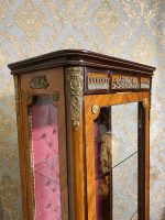 Grezna koka vitrīna ar bronzas aplikācijām un kapitonēta auduma apdari — Napoleona III stilā, (Luxury Wooden Display Cabinet with Bronze Mounts and Tufted Interior) (225) - Image 3