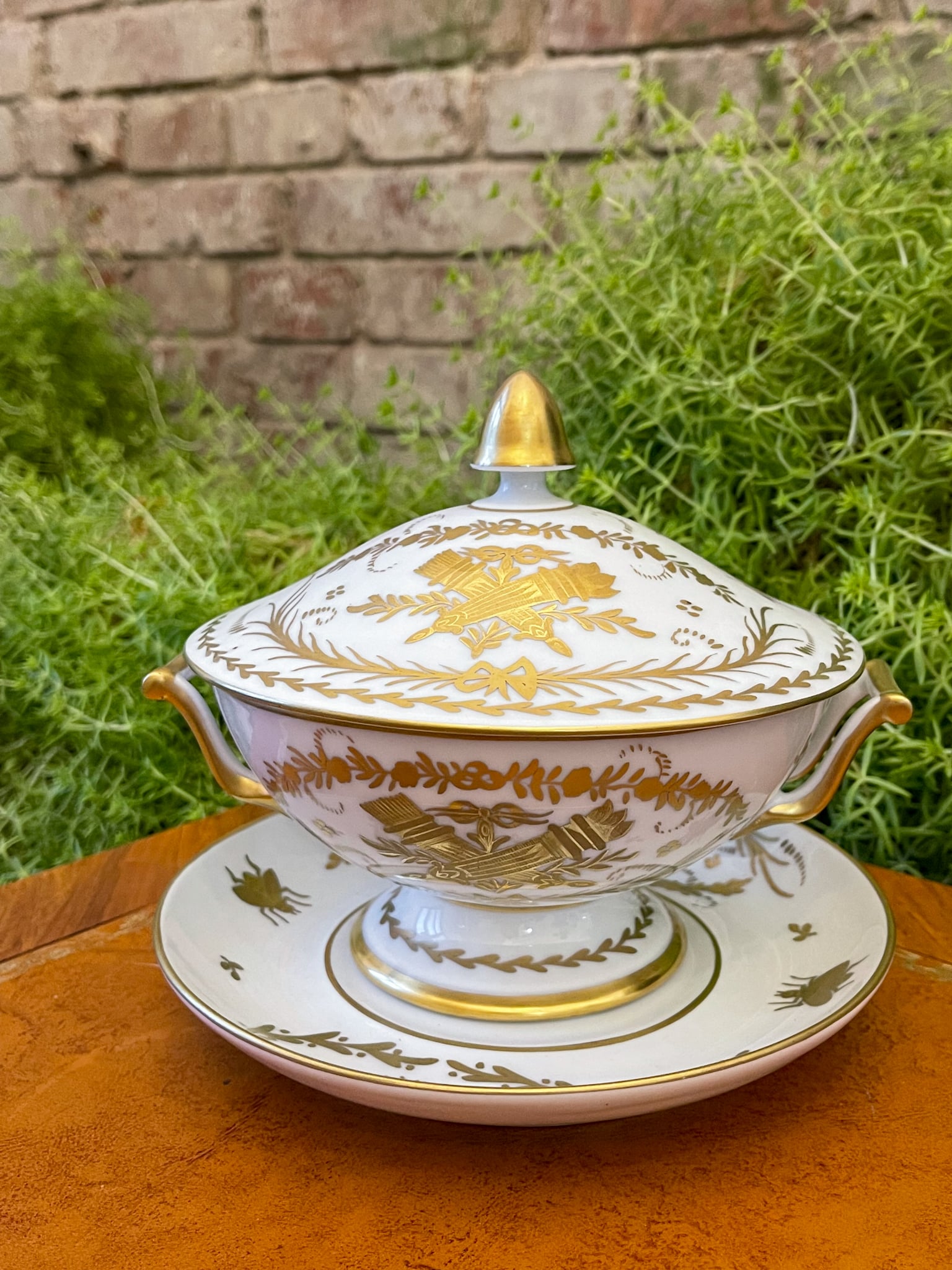 Porcelāna trauks ar vāku un šķīvi, "Limoge" (2883) - Image 1
