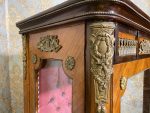 Grezna koka vitrīna ar bronzas aplikācijām un kapitonēta auduma apdari — Napoleona III stilā, (Luxury Wooden Display Cabinet with Bronze Mounts and Tufted Interior) (225) - Image 7