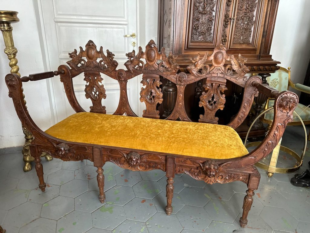 Sofa med udskårne englehoveder, gult fløjl - Neorenaissance, valnød, ~1870-1890