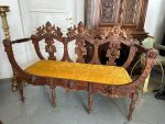 Sofa ar kokgriezuma eņģeļu galvām, Dzeltens Samta Audums — Neorenesanse, riekstkoks, ~1870–1890 (4278)