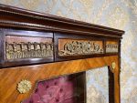 Grezna koka vitrīna ar bronzas aplikācijām un kapitonēta auduma apdari — Napoleona III stilā, (Luxury Wooden Display Cabinet with Bronze Mounts and Tufted Interior) (225) - Image 8