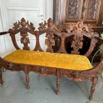 Sofa ar kokgriezuma eņģeļu galvām, Dzeltens Samta Audums — Neorenesanse, riekstkoks, ~1870–1890 (4278)