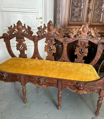 Sofa med udskårne englehoveder, gult fløjl - Neorenaissance, valnød, ~1870-1890