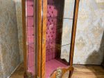 Grezna koka vitrīna ar bronzas aplikācijām un kapitonēta auduma apdari — Napoleona III stilā, (Luxury Wooden Display Cabinet with Bronze Mounts and Tufted Interior) (225) - Image 12