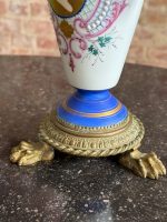 Porcelāna vāze ar lauvas galvām un profilu — Otrās impērijas stilā (Porcelain Vase with Bronze Mounts in Second Empire Style) (7102) - Image 9