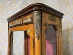 Grezna koka vitrīna ar bronzas aplikācijām un kapitonēta auduma apdari — Napoleona III stilā, (Luxury Wooden Display Cabinet with Bronze Mounts and Tufted Interior) (225) - Image 5