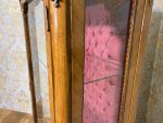 Grezna koka vitrīna ar bronzas aplikācijām un kapitonēta auduma apdari — Napoleona III stilā, (Luxury Wooden Display Cabinet with Bronze Mounts and Tufted Interior) (225) - Image 16