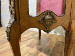 Grezna koka vitrīna ar bronzas aplikācijām un kapitonēta auduma apdari — Napoleona III stilā, (Luxury Wooden Display Cabinet with Bronze Mounts and Tufted Interior) (225) - Image 11