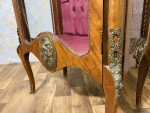 Grezna koka vitrīna ar bronzas aplikācijām un kapitonēta auduma apdari — Napoleona III stilā, (Luxury Wooden Display Cabinet with Bronze Mounts and Tufted Interior) (225) - Image 10