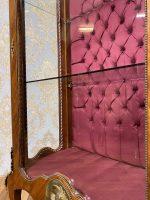Grezna koka vitrīna ar bronzas aplikācijām un kapitonēta auduma apdari — Napoleona III stilā, (Luxury Wooden Display Cabinet with Bronze Mounts and Tufted Interior) (225) - Image 13