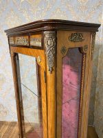Grezna koka vitrīna ar bronzas aplikācijām un kapitonēta auduma apdari — Napoleona III stilā, (Luxury Wooden Display Cabinet with Bronze Mounts and Tufted Interior) (225) - Image 6