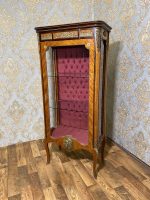 Grezna koka vitrīna ar bronzas aplikācijām un kapitonēta auduma apdari — Napoleona III stilā, (Luxury Wooden Display Cabinet with Bronze Mounts and Tufted Interior) (225) - Image 2