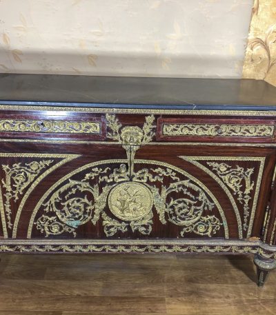Monumental kommode med bronzeapplikationer og sort marmor – Boulle