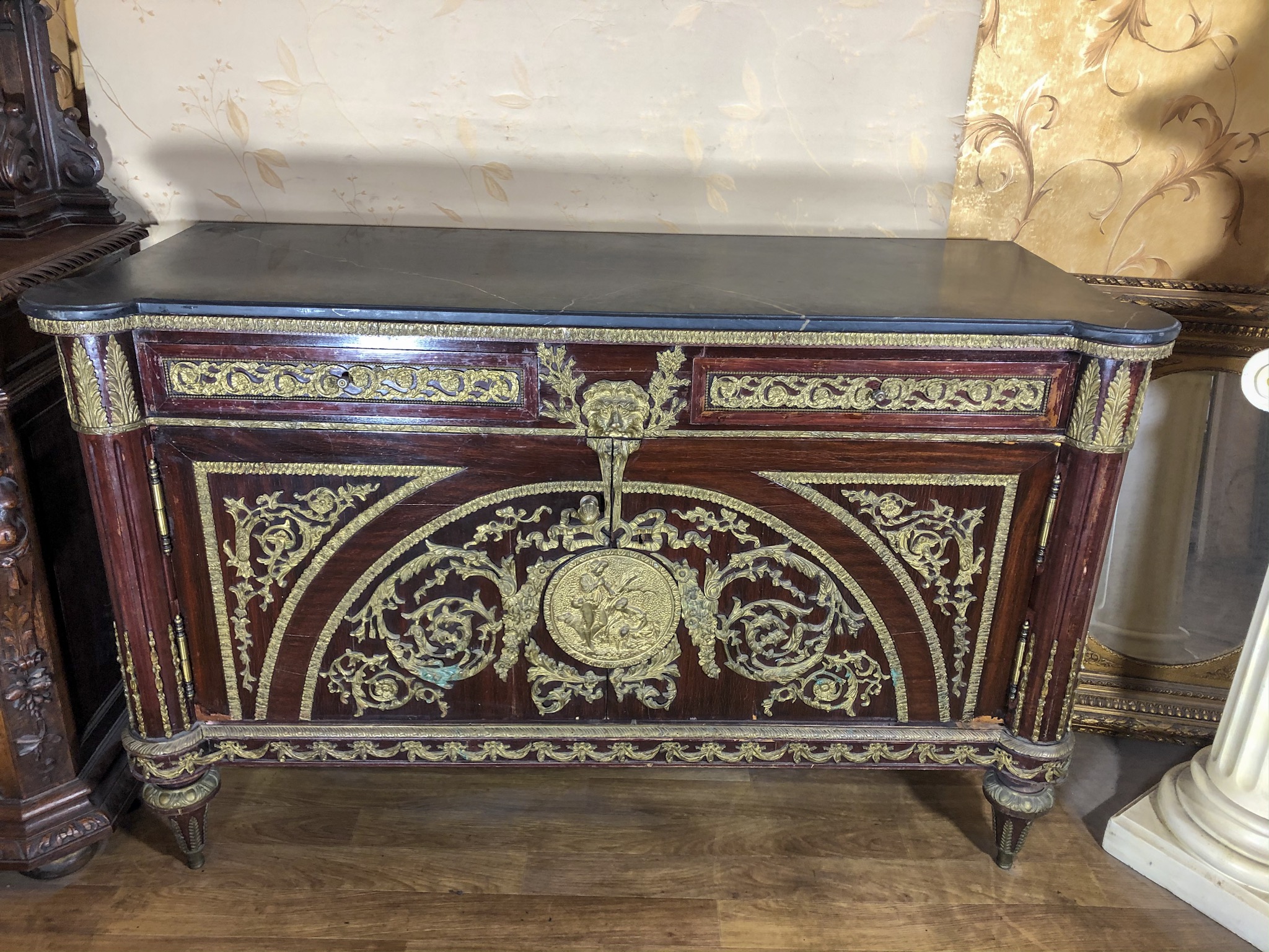 Ļiela izmēra Monumentāla Kumode ar Bronzas Appliqué un Melnu Marmoru — Boulle stils, Francija, 19.gs. (200) - Image 1