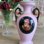 Rozā porcelāna dekoratīvā vāze ar orientālistisku portretu medaljonu, melniem arabesku rokturiem un koraļļu akcentiem — Historicisms / Neorenesanse, Vieux Paris tradīcija, Francija, ap 1850.–1880. gadu (5580)