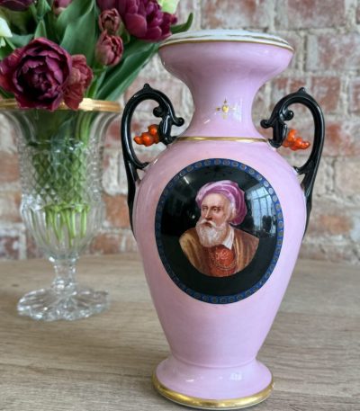 Rozā porcelāna dekoratīvā vāze ar orientalistu portreta medaljonu, melniem arābeskas rokturiem