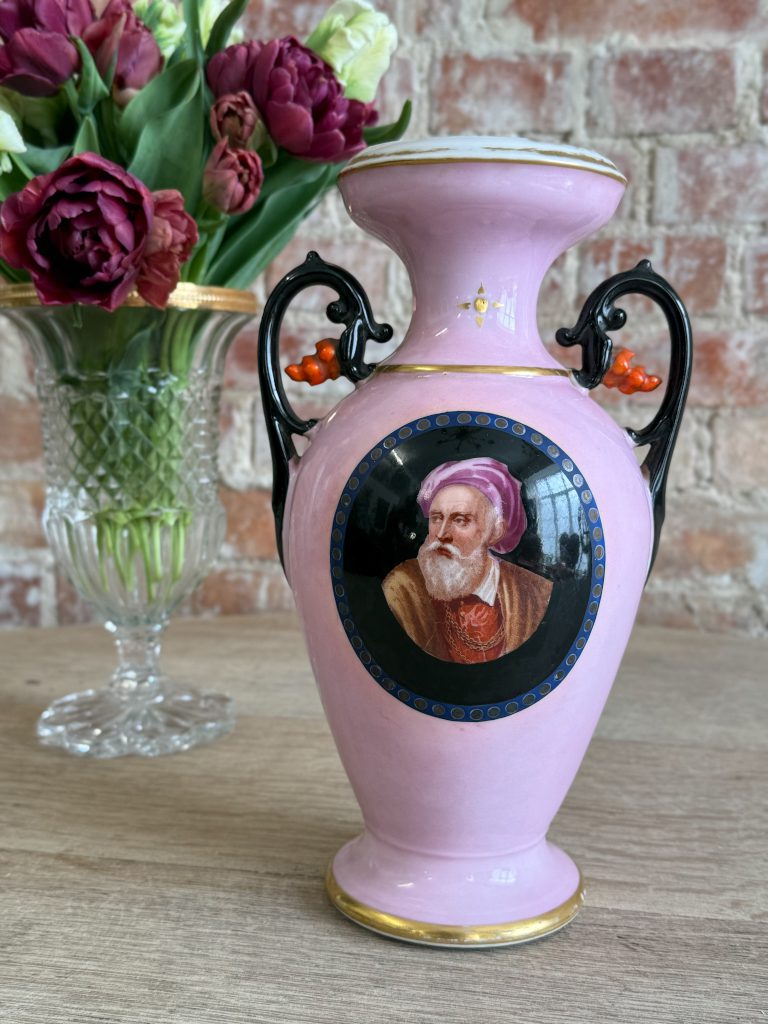 Rozā porcelāna dekoratīvā vāze ar orientālistisku portretu medaljonu, melniem arabesku rokturiem un koraļļu akcentiem — Historicisms / Neorenesanse, Vieux Paris tradīcija, Francija, ap 1850.–1880. gadu (5580) - Image 1