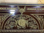 Ļiela izmēra Monumentāla Kumode ar Bronzas Appliqué un Melnu Marmoru — Boulle stils, Francija, 19.gs. (200) - Image 2