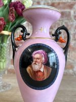 Rozā porcelāna dekoratīvā vāze ar orientālistisku portretu medaljonu, melniem arabesku rokturiem un koraļļu akcentiem — Historicisms / Neorenesanse, Vieux Paris tradīcija, Francija, ap 1850.–1880. gadu (5580) - Image 2