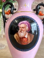 Rozā porcelāna dekoratīvā vāze ar orientālistisku portretu medaljonu, melniem arabesku rokturiem un koraļļu akcentiem — Historicisms / Neorenesanse, Vieux Paris tradīcija, Francija, ap 1850.–1880. gadu (5580) - Image 3