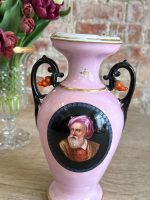 Rozā porcelāna dekoratīvā vāze ar orientālistisku portretu medaljonu, melniem arabesku rokturiem un koraļļu akcentiem — Historicisms / Neorenesanse, Vieux Paris tradīcija, Francija, ap 1850.–1880. gadu (5580) - Image 4