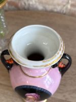 Rozā porcelāna dekoratīvā vāze ar orientālistisku portretu medaljonu, melniem arabesku rokturiem un koraļļu akcentiem — Historicisms / Neorenesanse, Vieux Paris tradīcija, Francija, ap 1850.–1880. gadu (5580) - Image 8