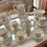 Ekskluzīvs Porcelāna Kafijas un Tējas Servīzes Komplekts 8 Personām — Historisma stilā, (Elegant Antique Porcelain Tea Service for Eight — Historism Style) (5146)
