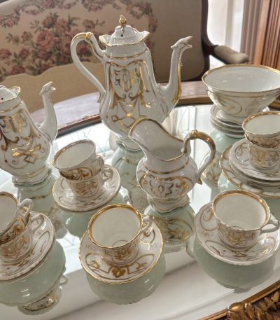 Eksklusivt porcelæns kaffe- og teservice til 8 personer — Historicisme Stil