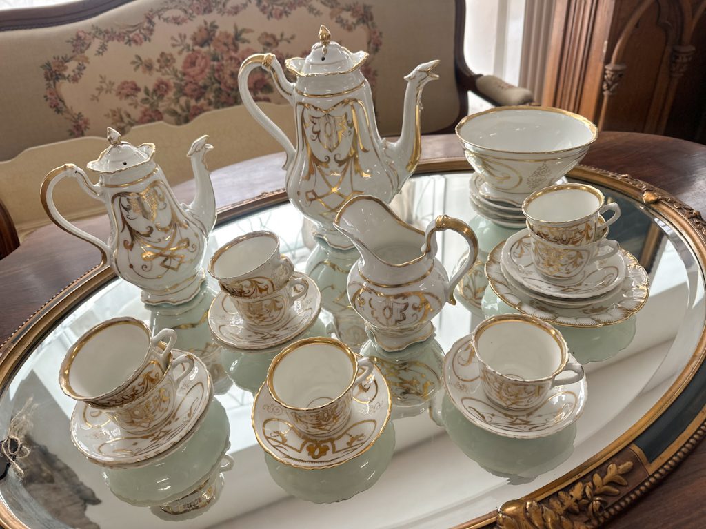 Ekskluzīvs Porcelāna Kafijas un Tējas Servīzes Komplekts 8 Personām — Historisma stilā, (Elegant Antique Porcelain Tea Service for Eight — Historism Style) (5146) - Image 1
