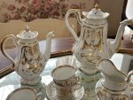 Ekskluzīvs Porcelāna Kafijas un Tējas Servīzes Komplekts 8 Personām — Historisma stilā, (Elegant Antique Porcelain Tea Service for Eight — Historism Style) (5146) - Image 2