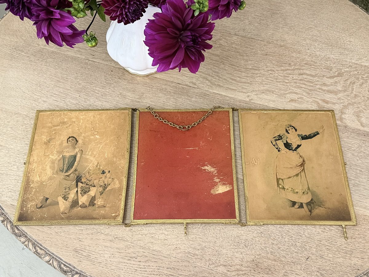 3 daļīgs atverams, sens spogulis ar zīmējumiem, spogulis ir piekarināms pie sienas ar ķēdīti, neliela izmēra (60950) - Image 1