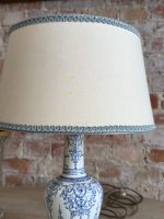 Galda Lampa ar Skaistu Fajansu un Misiņa Detalizāciju Pamatnē, Neliela Izmēra (5600) - Image 4