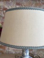 Galda Lampa ar Skaistu Fajansu un Misiņa Detalizāciju Pamatnē, Neliela Izmēra (5600) - Image 9