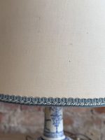 Galda Lampa ar Skaistu Fajansu un Misiņa Detalizāciju Pamatnē, Neliela Izmēra (5600) - Image 8