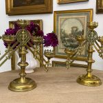 Piecszaru Baznīcas Kandelabru Pāris ar Fleur-de-Lis un Gotiskajām Kroņu Kausiem — Neogotika, Beļģija/Francija, ap 1860–1890 (6104)
